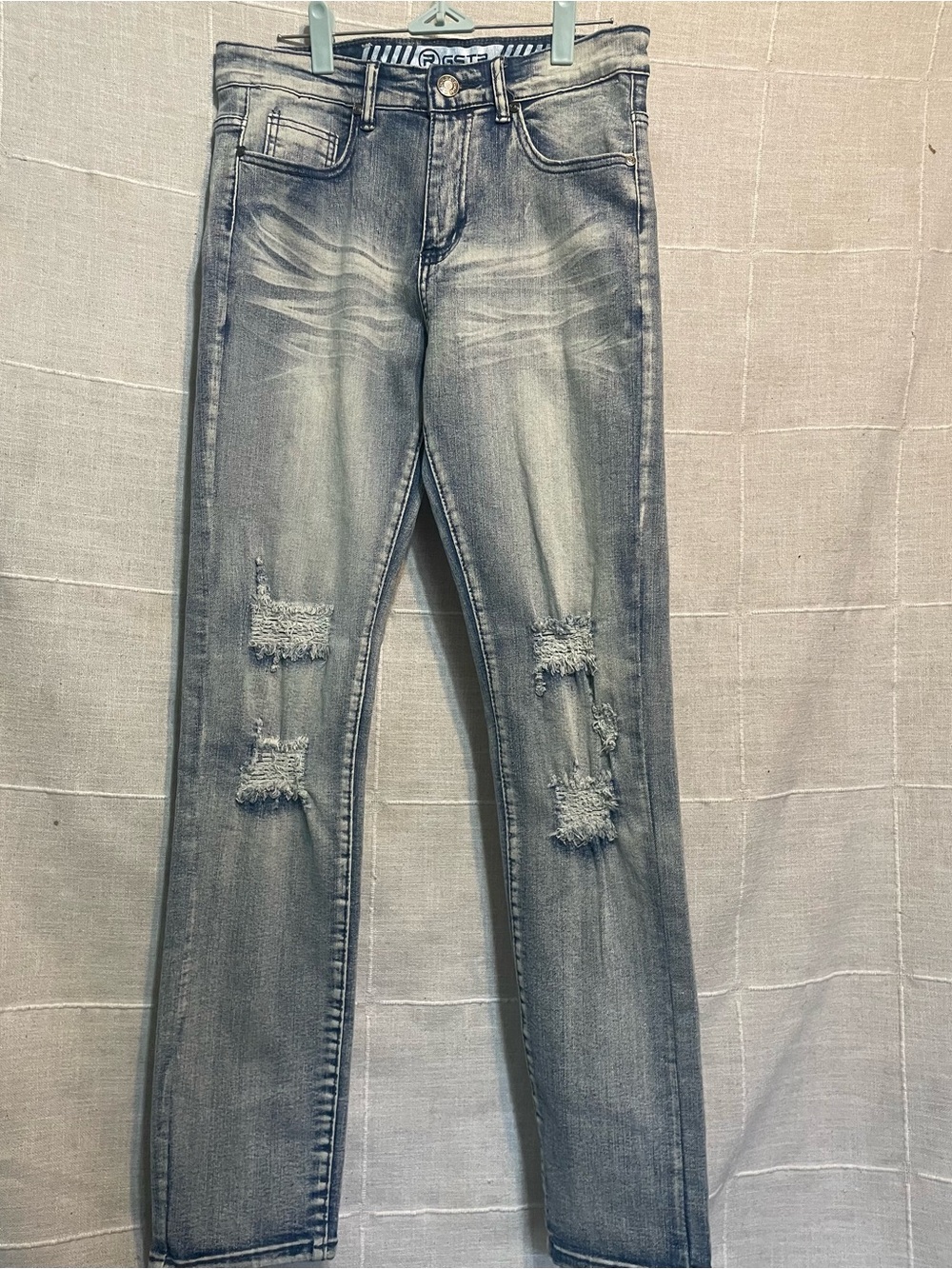 GSTR men’s distressed jeans. Size 30.